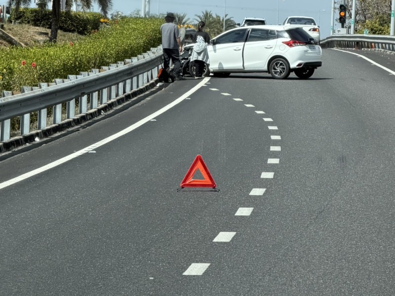 國道3號南州交流道驚傳自撞！白色小客車受損、兩人待救