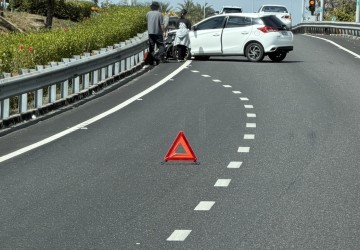 國道3號南州交流道驚傳自撞！白色小客車受損、兩人待救